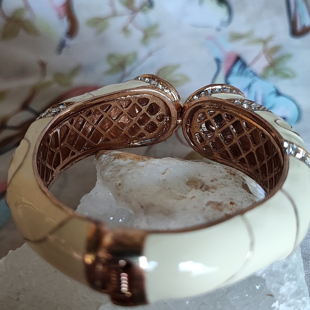 Cream Gold Tone Swirl Enameled Clear Citrine Rhinestone Clamper Bangle Bracelet - Picture 4 of 10
